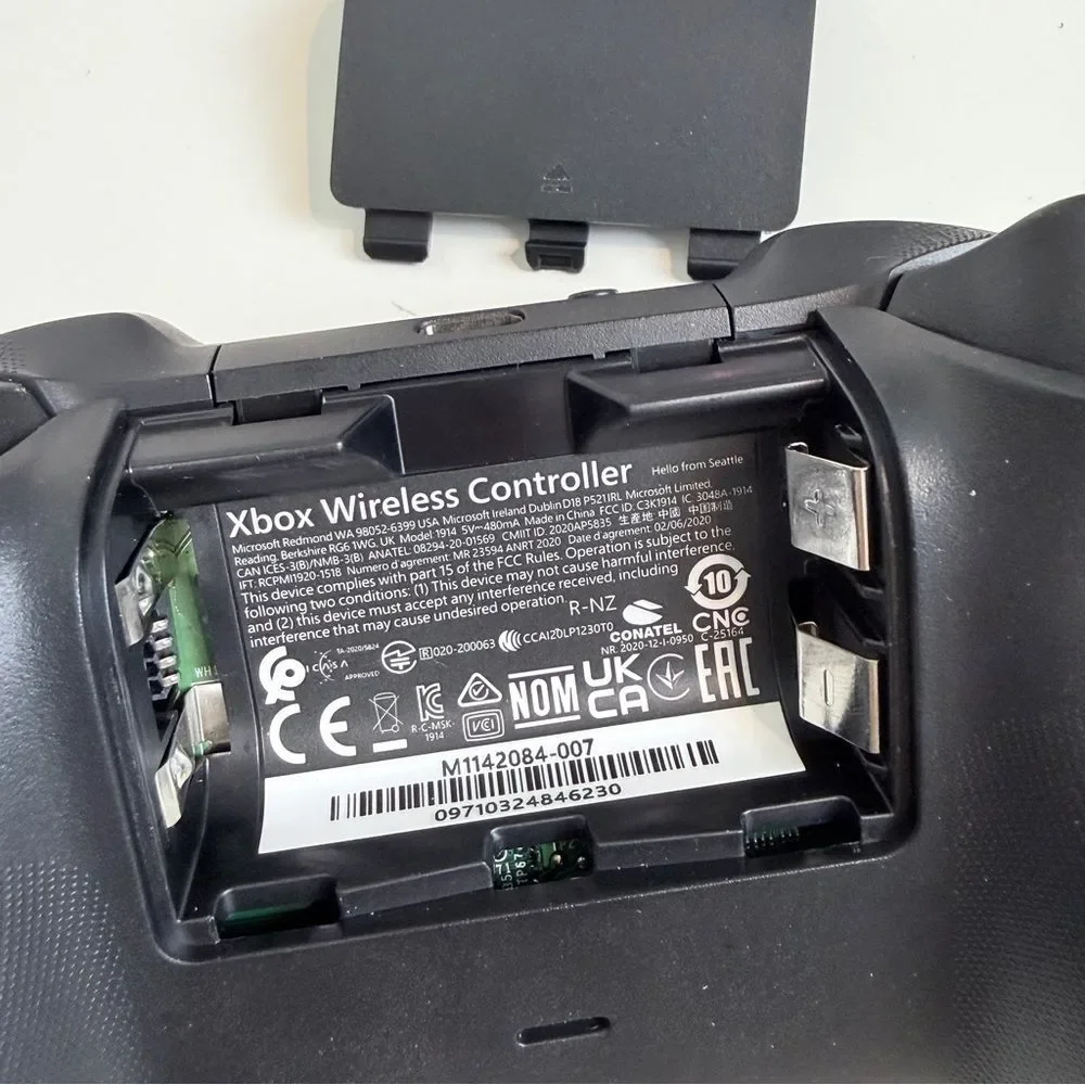Microsoft Xbox Wireless Controller + Rechargeable Battery IOB